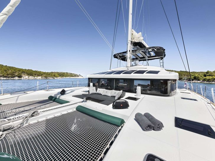 EMERALD GEMINI Lagoon 52 - foredeck lounge and trampolines EMERALD GEMINI Lagoon 52 - foredeck lounge and trampolines