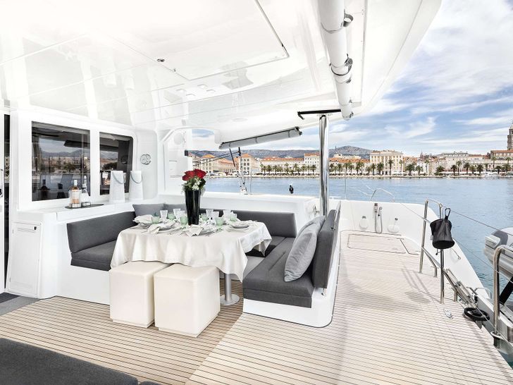 EMERALD GEMINI Lagoon 52 - aft deck dining area EMERALD GEMINI Lagoon 52 - aft deck dining area