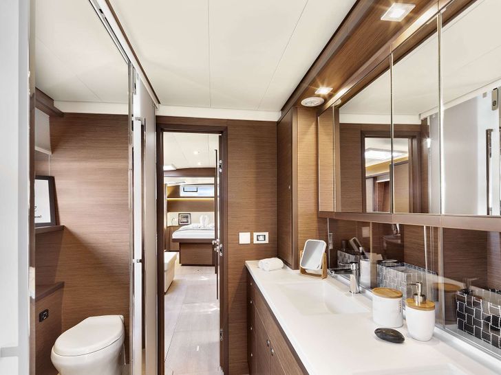 EMERALD GEMINI Lagoon 52 - cabin bathroom EMERALD GEMINI Lagoon 52 - cabin bathroom