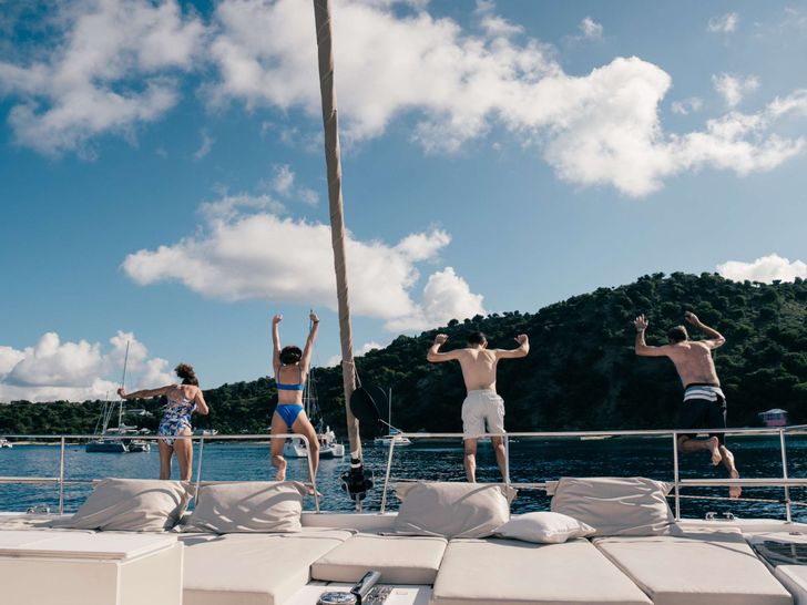 ISLAND KISSES Bali 5.4 - foredeck bronzing area ISLAND KISSES Bali 5.4 - foredeck bronzing area