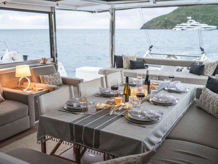 WINDWARD 5.4 Bali 5.4 - dining area WINDWARD 5.4 Bali 5.4 - dining area