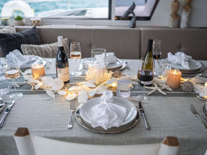 WINDWARD 5.4 Bali 5.4 - formal dining set up WINDWARD 5.4 Bali 5.4 - formal dining set up