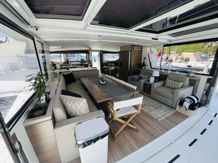 WINDWARD BVI Saloon WINDWARD BVI Saloon