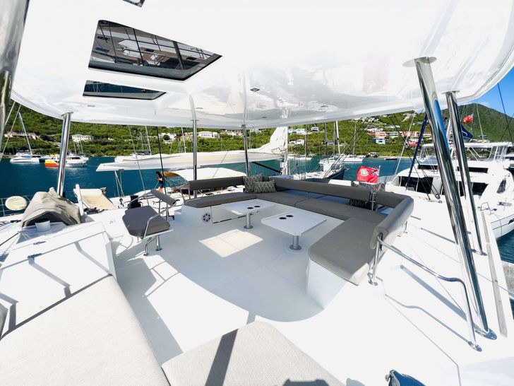 WINDWARD BVI Flybridge Deck WINDWARD BVI Flybridge Deck