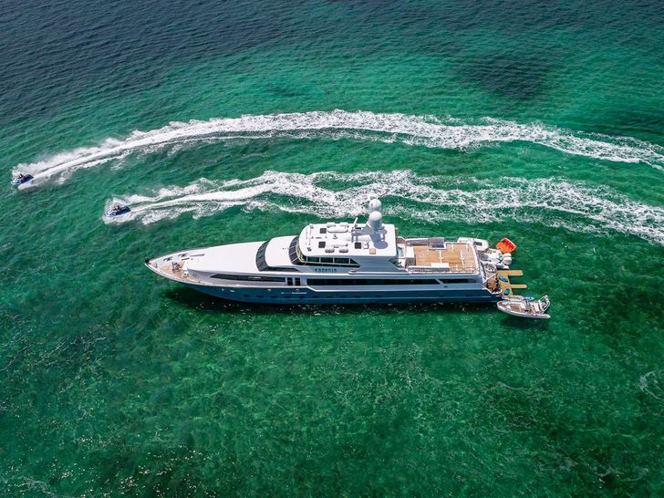 KASHMIR - Splendor 133,anchored with jet skis KASHMIR - Splendor 133,anchored with jet skis