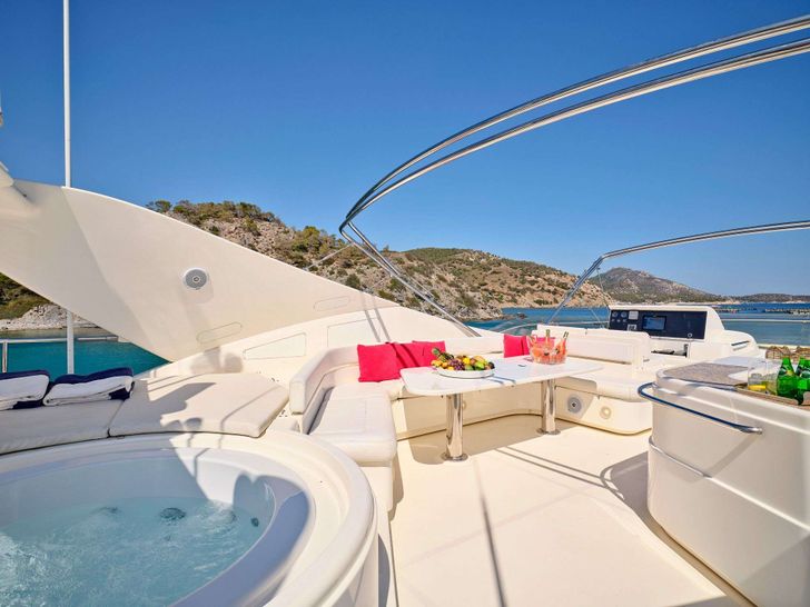 ESTIA YI Ferretti 880 - jacuzzi and flybridge dining area ESTIA YI Ferretti 880 - jacuzzi and flybridge dining area