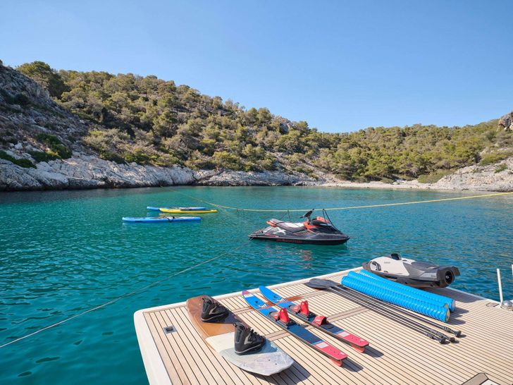 ESTIA YI Ferretti 880 - water toys ESTIA YI Ferretti 880 - water toys
