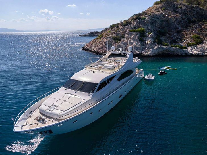 ESTIA YI Ferretti 880 - anchored ESTIA YI Ferretti 880 - anchored