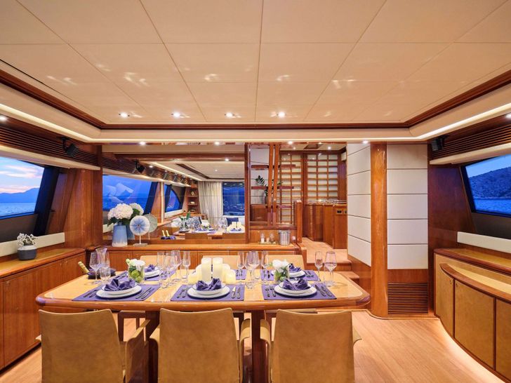 ESTIA YI Ferretti 880 - saloon dining area ESTIA YI Ferretti 880 - saloon dining area