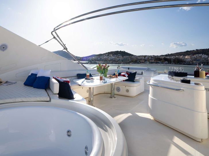 ESTIA YI - jacuzzi on the flybridge ESTIA YI - jacuzzi on the flybridge