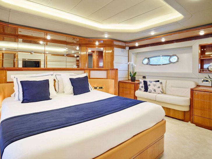 ESTIA YI Ferretti 880 - master cabin ESTIA YI Ferretti 880 - master cabin
