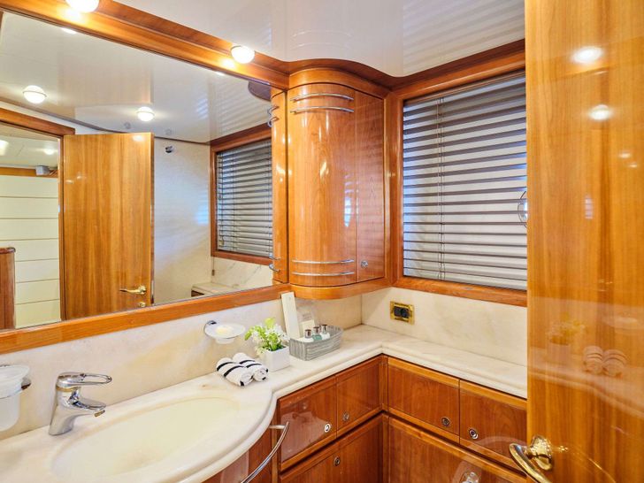 ESTIA YI Ferretti 880 - master cabin bathroom ESTIA YI Ferretti 880 - master cabin bathroom