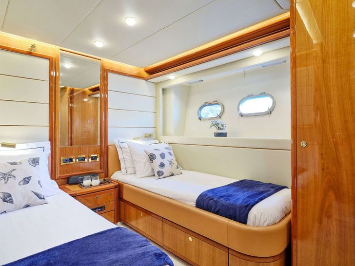 ESTIA YI Ferretti 880 - twin cabin ESTIA YI Ferretti 880 - twin cabin
