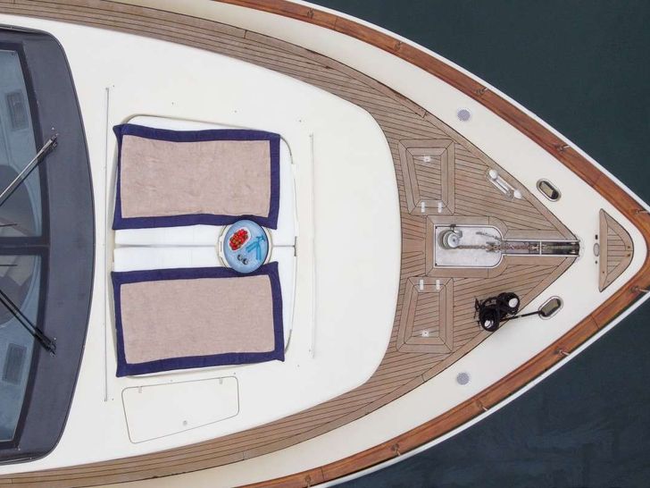 ESTIA ZEUS - foredeck ESTIA ZEUS - foredeck