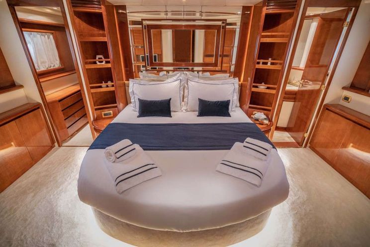 Charter Yacht ESTIA ZEUS - Azimut 74 - 4 Cabins - Athens - Mykonos - Paros - Naxos - Santorini