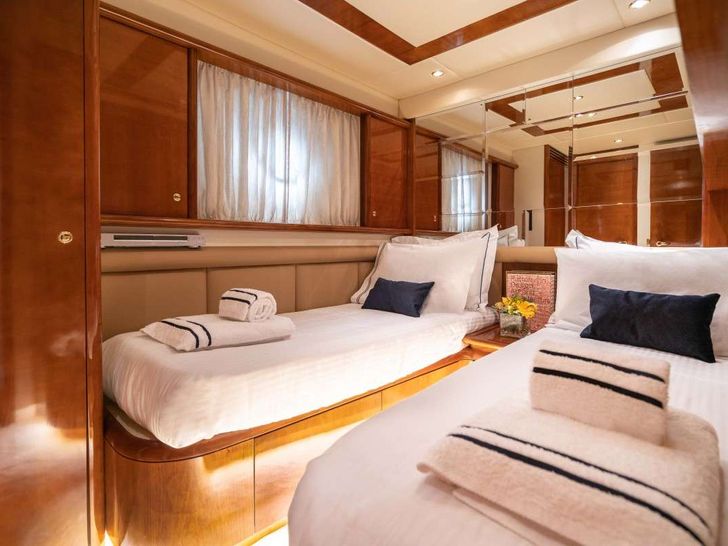 ESTIA ZEUS - twin cabin ESTIA ZEUS - twin cabin