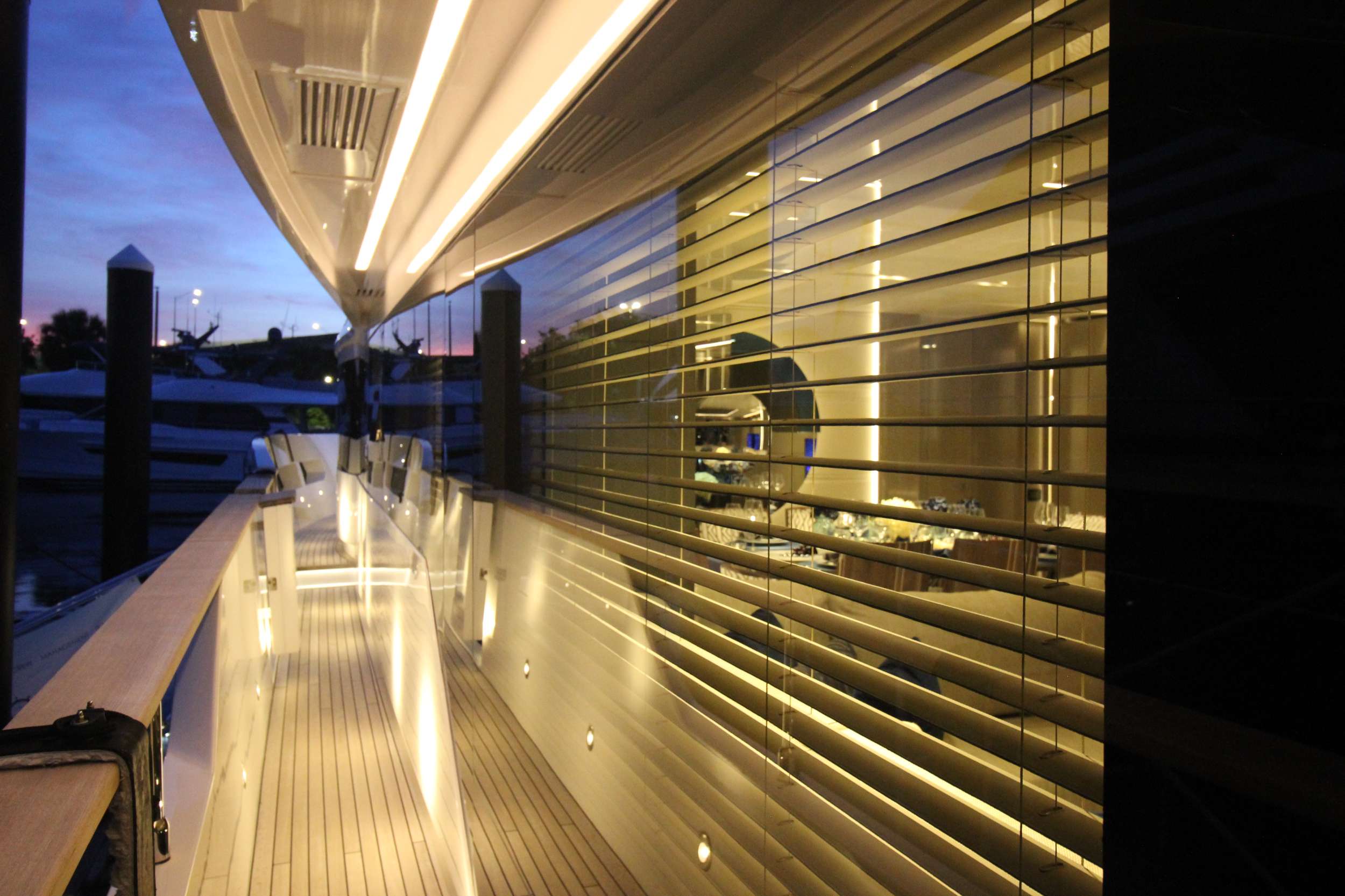 THE PEDDLER Dreamline 26 - side walkway