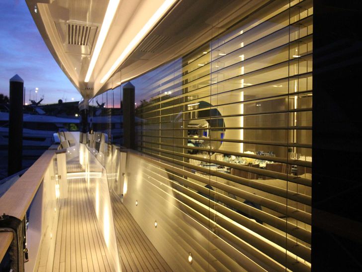 THE PEDDLER Dreamline 26 - side walkway THE PEDDLER Dreamline 26 - side walkway