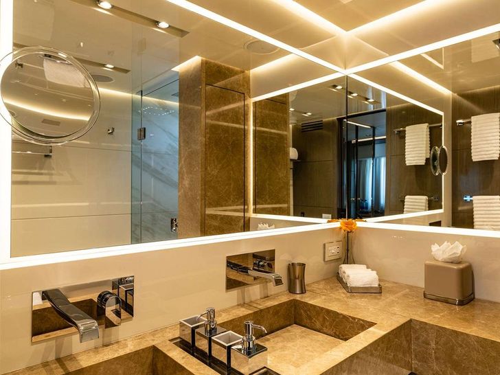 THE PEDDLER Dreamline 26 - master cabin bathroom THE PEDDLER Dreamline 26 - master cabin bathroom