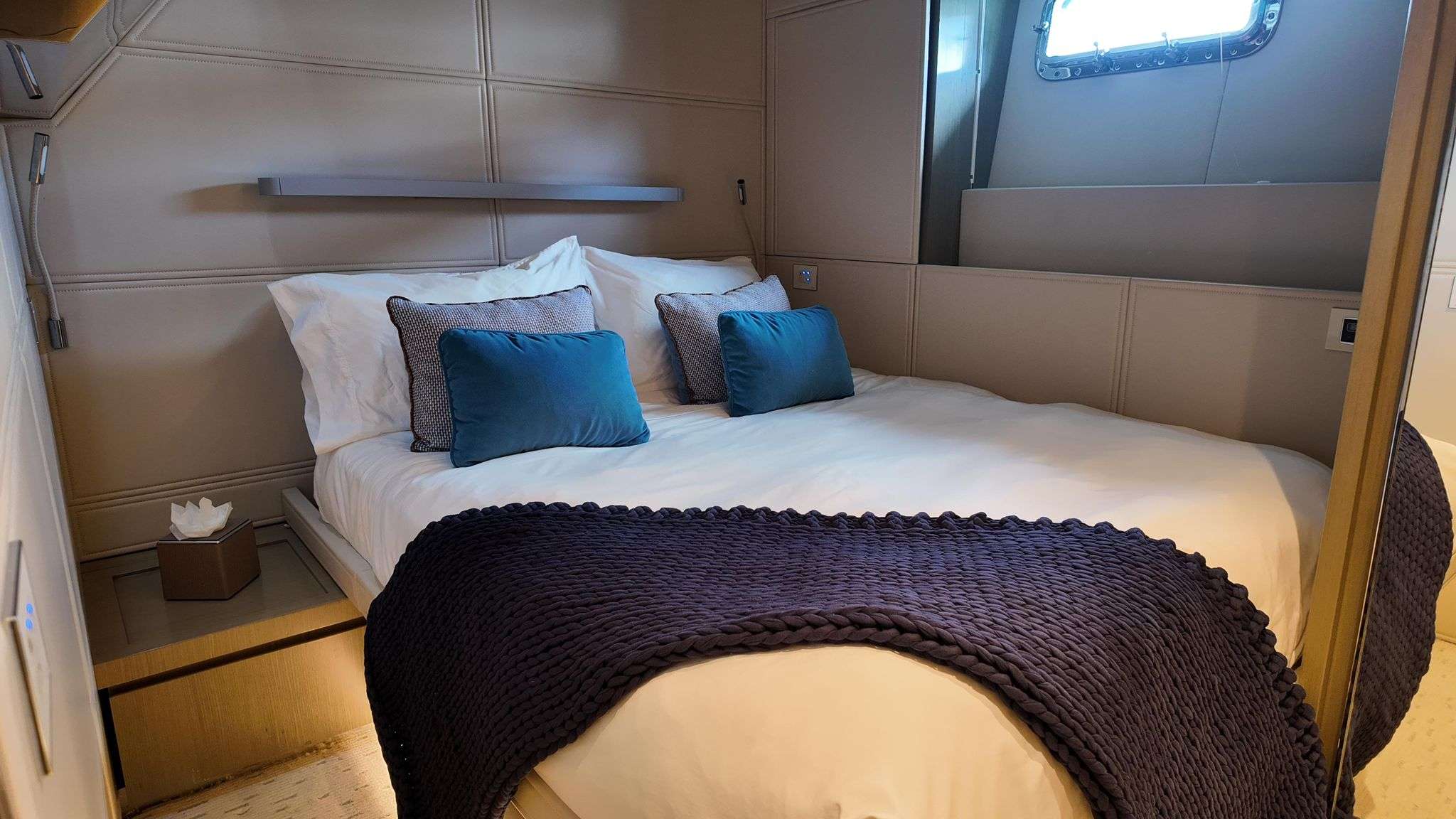 THE PEDDLER Dreamline 26 - twin cabin converted to a double