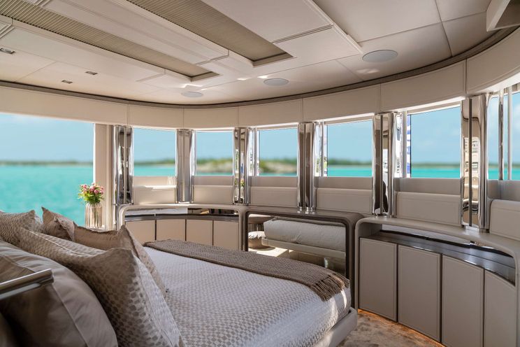 Charter Yacht THE PEDDLER - Dreamline 26 - 4 Cabins - Nassau - Exumas - Bahamas