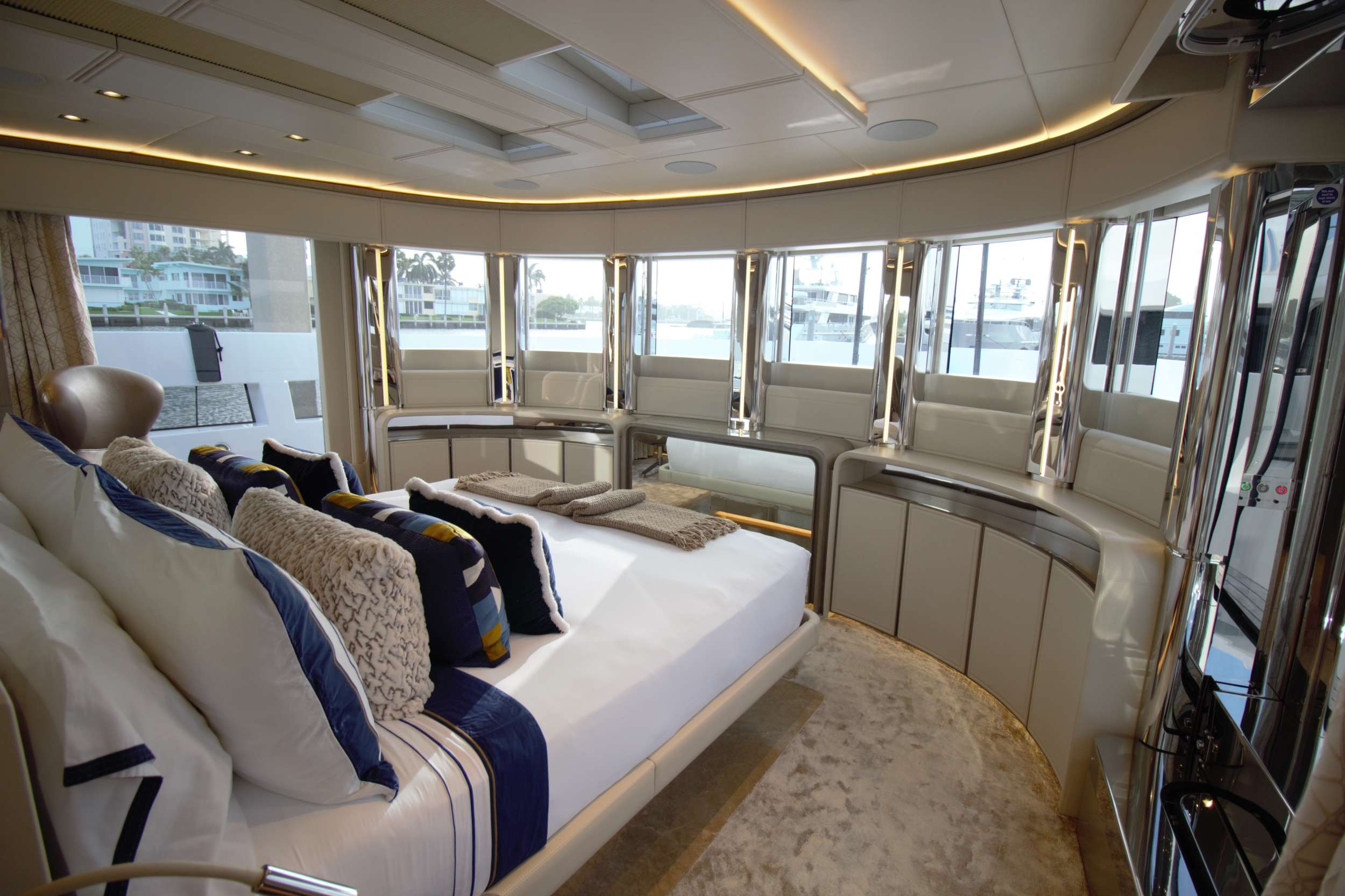 THE PEDDLER Dreamline 26 - master cabin