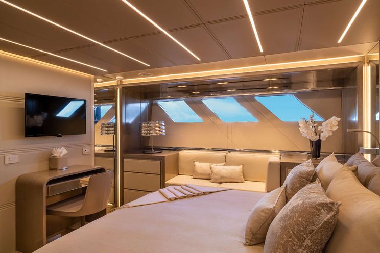 Charter Yacht THE PEDDLER - Dreamline 26 - 4 Cabins - Nassau - Exumas - Bahamas