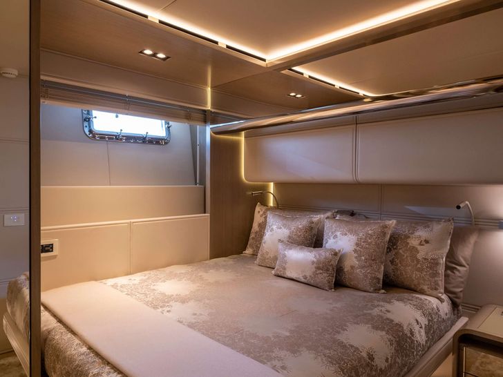 THE PEDDLER - Dreamline 26,queen bed THE PEDDLER - Dreamline 26,queen bed