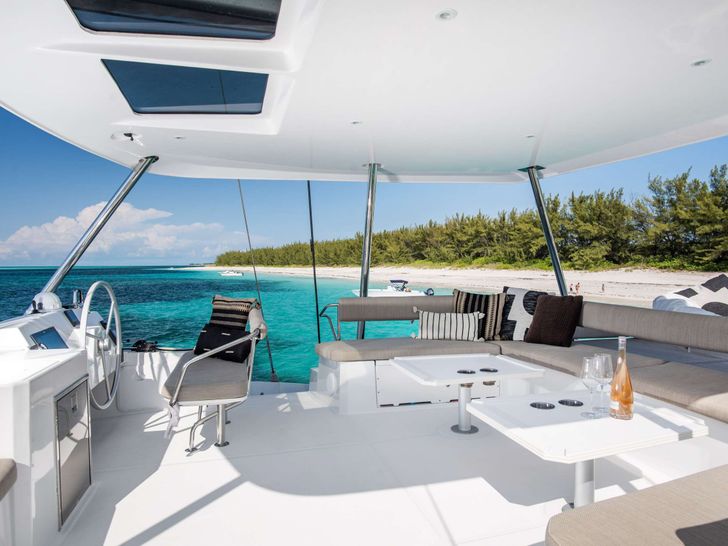 LOCATION 5.4 Bali 5.4 - flybridge LOCATION 5.4 Bali 5.4 - flybridge