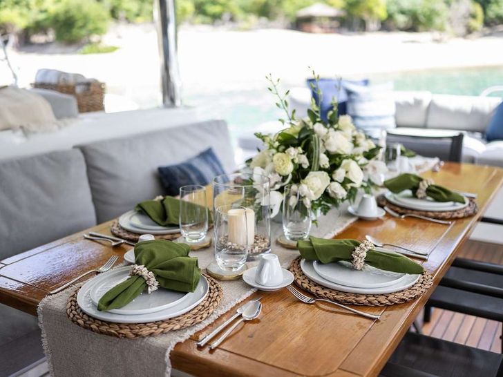 DRAGONFLY Lagoon 620 - alfresco dining set up DRAGONFLY Lagoon 620 - alfresco dining set up
