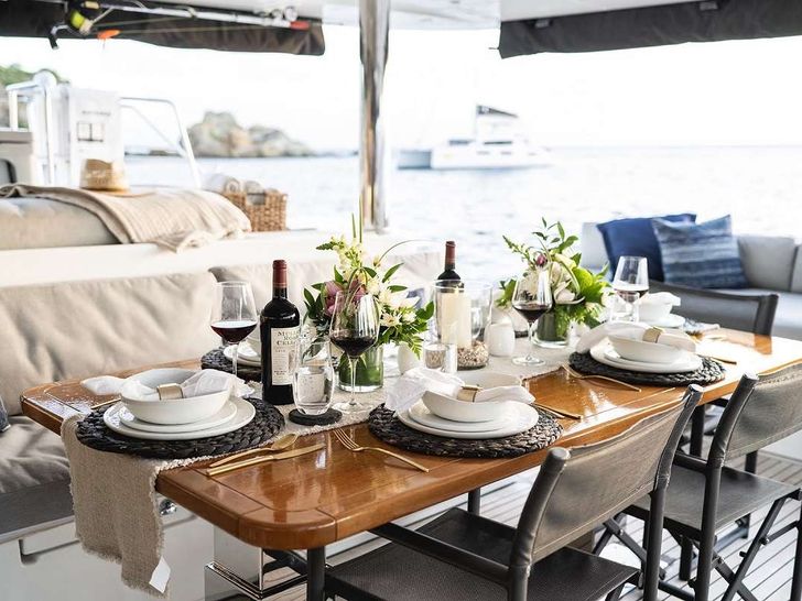 DRAGONFLY Lagoon 620 - aft deck dining table DRAGONFLY Lagoon 620 - aft deck dining table