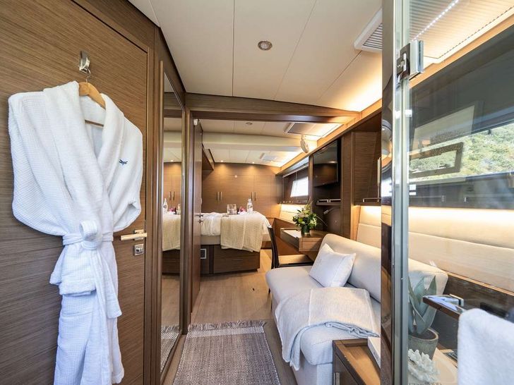 DRAGONFLY - VIP Stateroom
