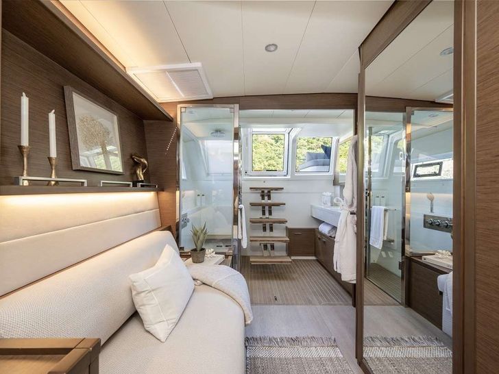DRAGONFLY Lagoon 620 - master cabin seating DRAGONFLY Lagoon 620 - master cabin seating