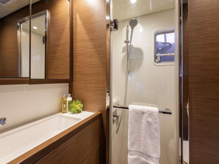 DRAGONFLY Lagoon 620 - master cabin bathroom DRAGONFLY Lagoon 620 - master cabin bathroom