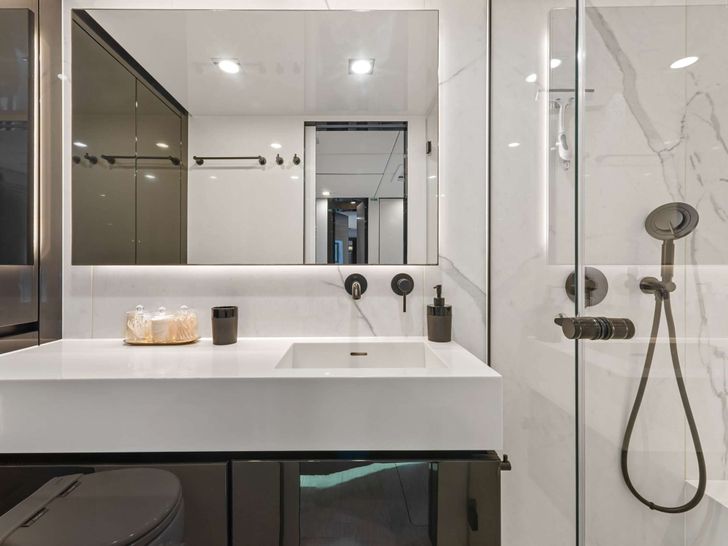 OCEAN VIBES Sunreef 74 - master cabin bathroom OCEAN VIBES Sunreef 74 - master cabin bathroom