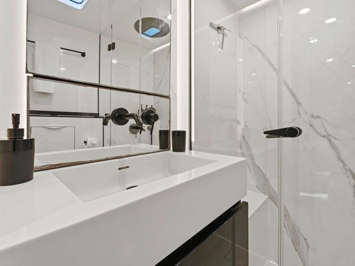 OCEAN VIBES Sunreef 74 - VIP cabin 1 bathroom OCEAN VIBES Sunreef 74 - VIP cabin 1 bathroom