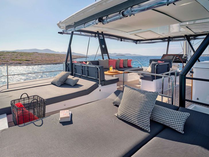 ALMA Fountaine Pajot Samana 59 - flybridge sun beds ALMA Fountaine Pajot Samana 59 - flybridge sun beds