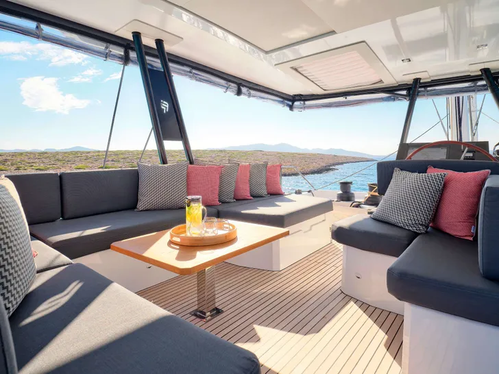 ALMA Fountaine Pajot Samana 59 - flybridge seating ALMA Fountaine Pajot Samana 59 - flybridge seating