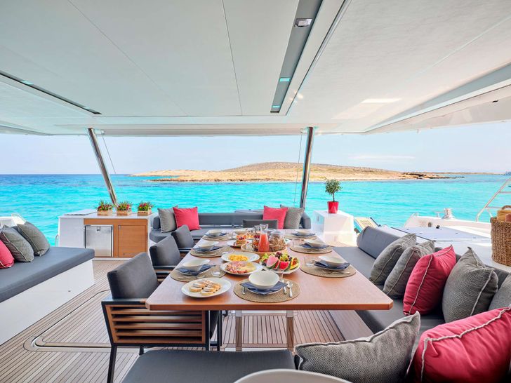 ALMA Fountaine Pajot Samana 59 - flybridge dining area ALMA Fountaine Pajot Samana 59 - flybridge dining area