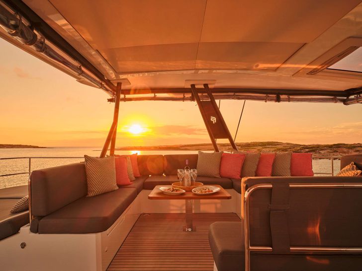 ALMA Fountaine Pajot Samana 59 - flybridge under the sunset ALMA Fountaine Pajot Samana 59 - flybridge under the sunset