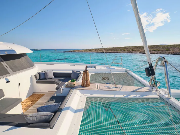 ALMA Fountaine Pajot Samana 59 - foredeck lounge and net trampolines ALMA Fountaine Pajot Samana 59 - foredeck lounge and net trampolines