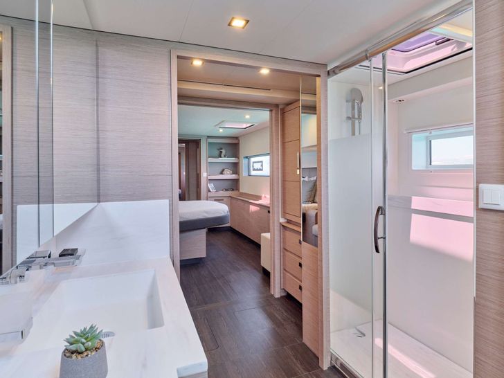 ALMA Fountaine Pajot Samana 59 - master cabin bathroom ALMA Fountaine Pajot Samana 59 - master cabin bathroom