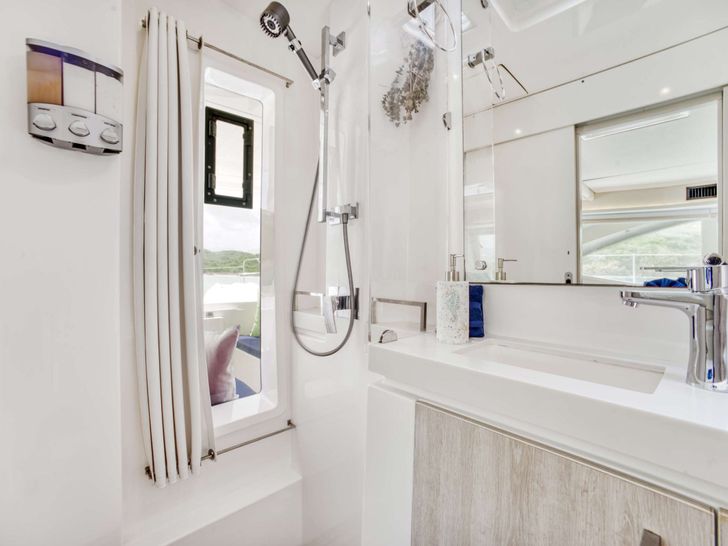 DEEP BLUE - Leopard 58 - Ensuite DEEP BLUE - Leopard 58 - Ensuite