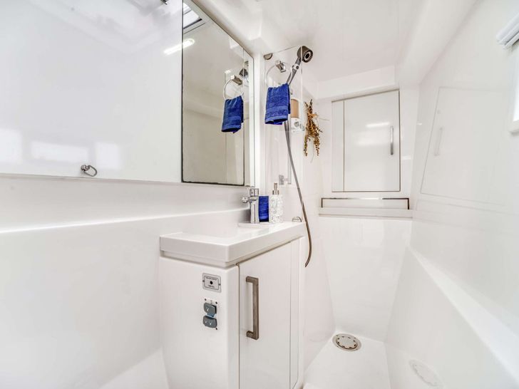 DEEP BLUE - Leopard 58 - Ensuite DEEP BLUE - Leopard 58 - Ensuite