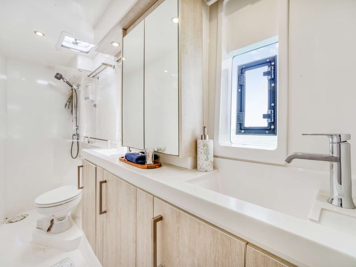 DEEP BLUE - Leopard 58 - Ensuite DEEP BLUE - Leopard 58 - Ensuite