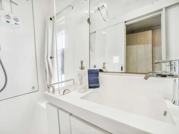 DEEP BLUE - Leopard 58 - Ensuite DEEP BLUE - Leopard 58 - Ensuite