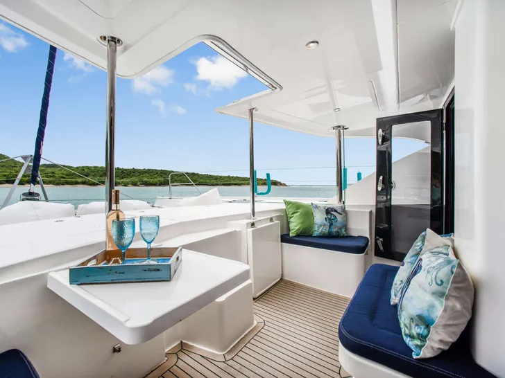 DEEP BLUE - Leopard 58 - Bow seating DEEP BLUE - Leopard 58 - Bow seating