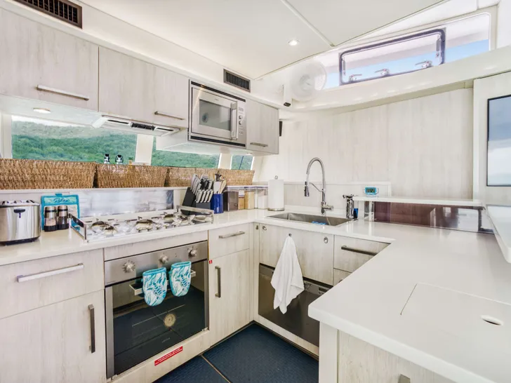 DEEP BLUE - Leopard 58 - Galley DEEP BLUE - Leopard 58 - Galley