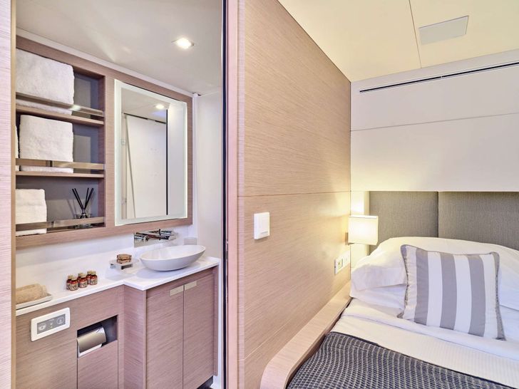 ALEXANDRA II Fountaine Pajot Alegria 67 - VIP cabin 1 bathroom ALEXANDRA II Fountaine Pajot Alegria 67 - VIP cabin 1 bathroom