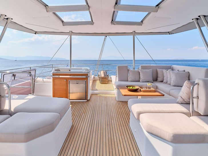 ALEXANDRA II Fountaine Pajot Alegria 67 - flybridge ALEXANDRA II Fountaine Pajot Alegria 67 - flybridge